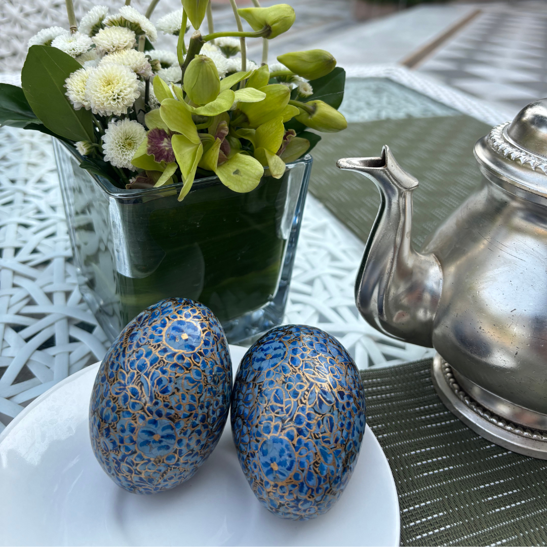 Œuf de Pâques en Papier Mâché – Fleurs Bleues Peintes à la Main