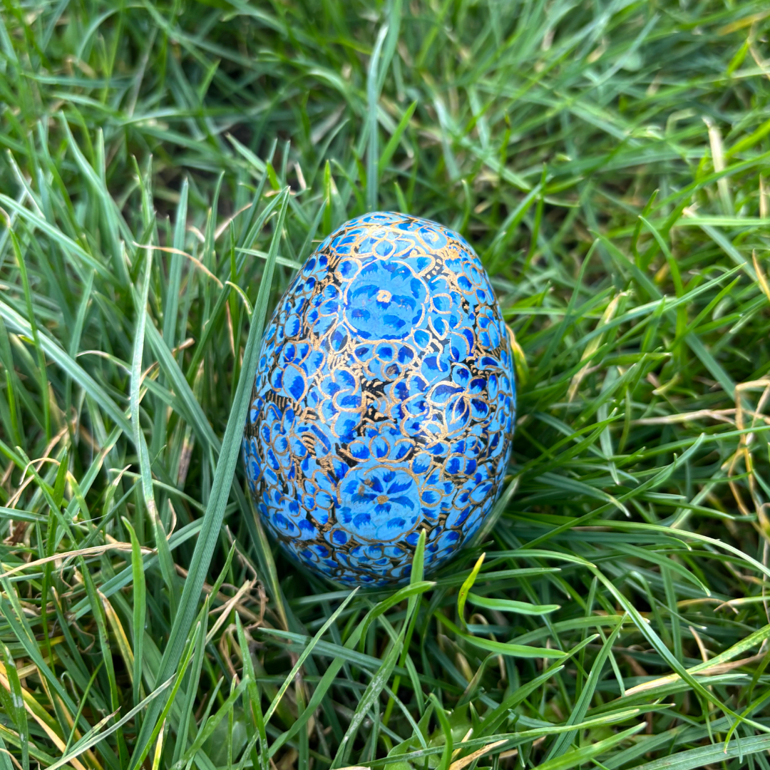 Œuf de Pâques en Papier Mâché – Fleurs Bleues Peintes à la Main