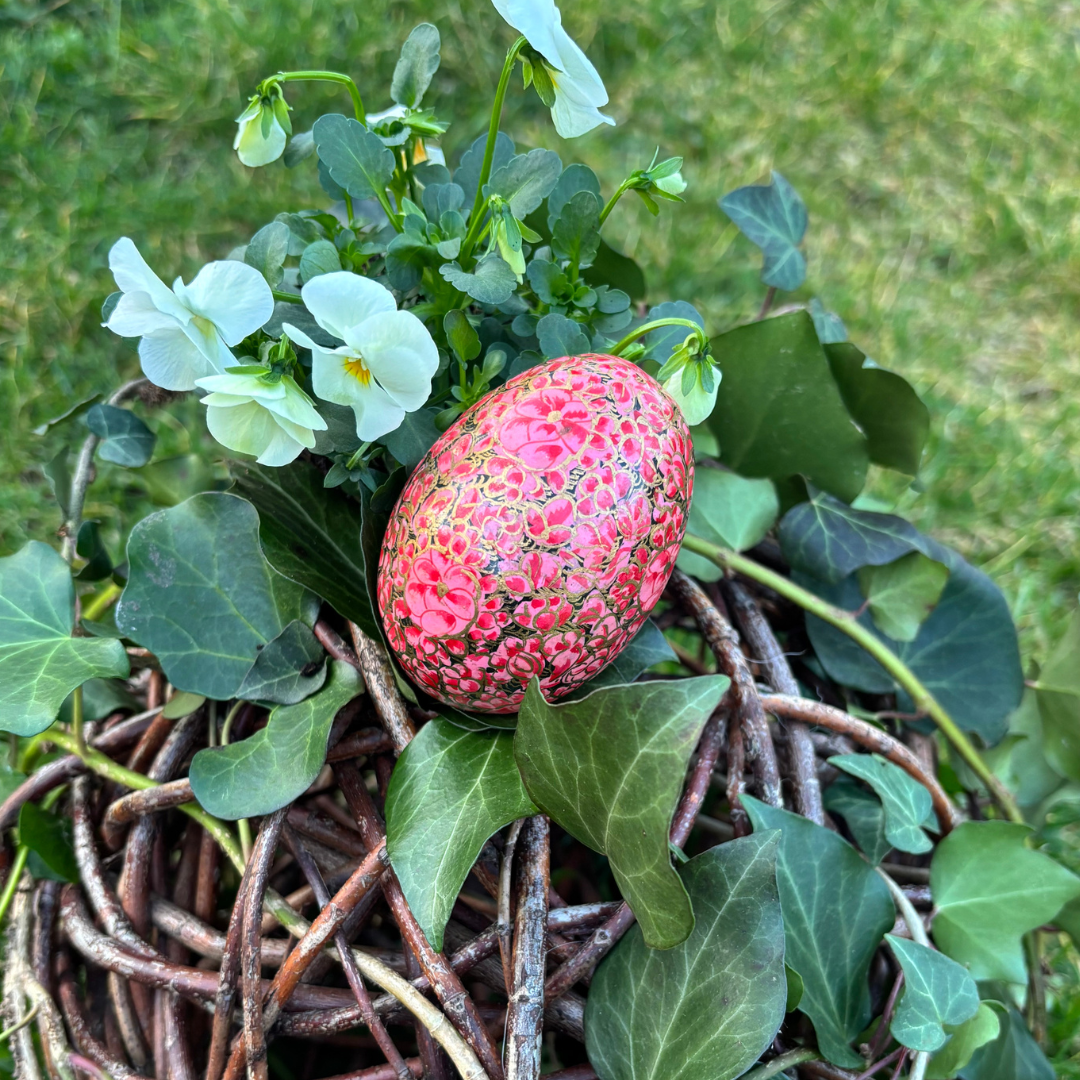 Œuf de Pâques en Papier Mâché – Fleurs Roses et Or Peintes à la Main
