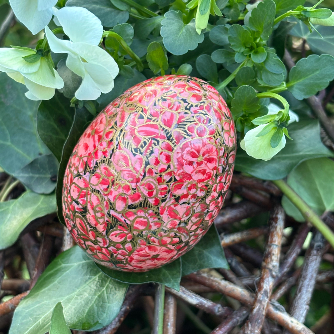 Œuf de Pâques en Papier Mâché – Fleurs Roses et Or Peintes à la Main