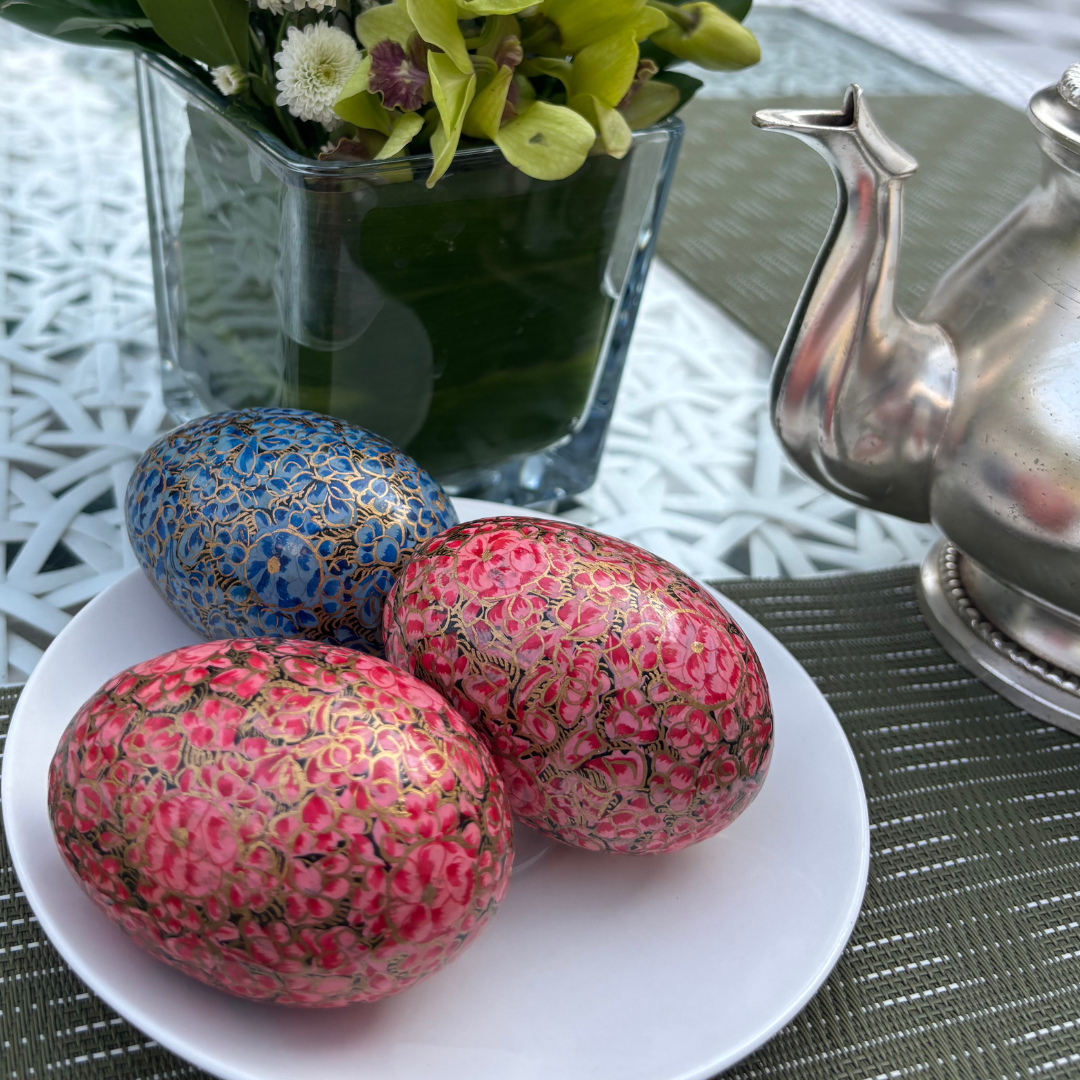 Œuf de Pâques en Papier Mâché – Fleurs Roses et Or Peintes à la Main