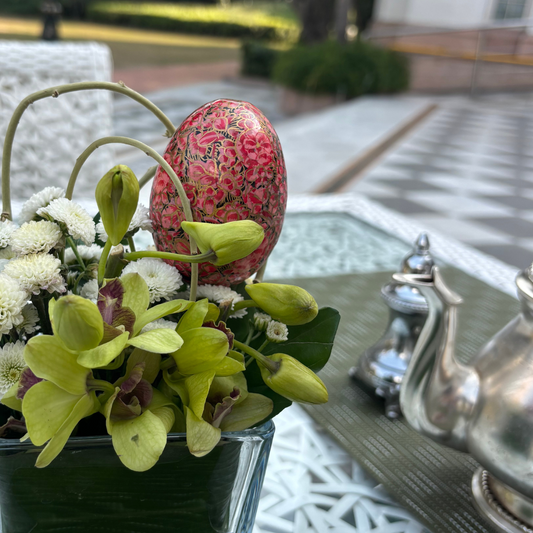 Œuf de Pâques en Papier Mâché – Fleurs Roses et Or Peintes à la Main