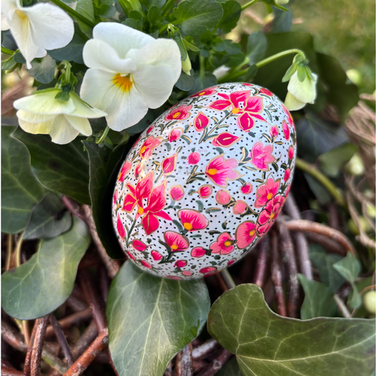 Œuf de Pâques en Papier Mâché – Fleurs Roses Peintes à la Main