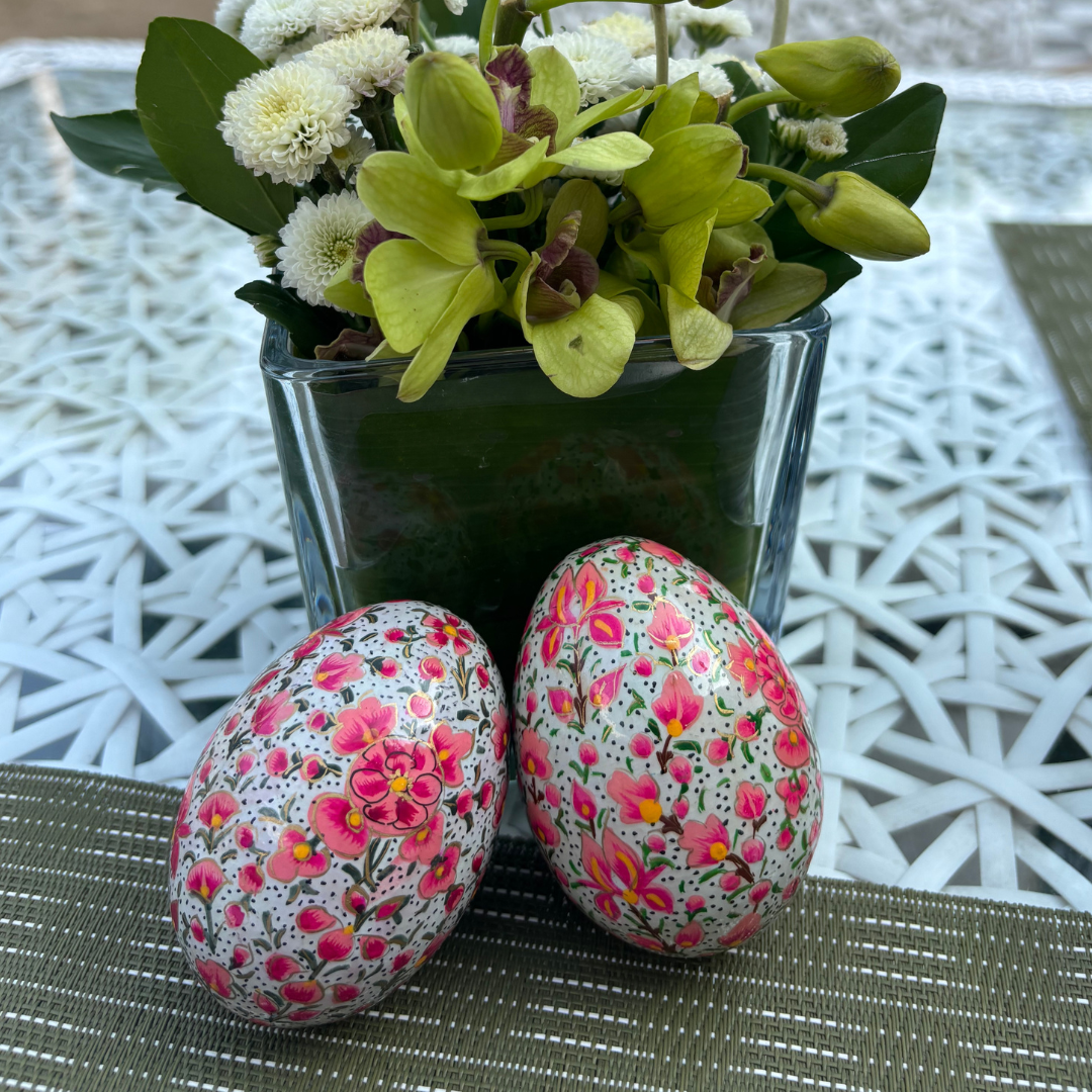 Œuf de Pâques en Papier Mâché – Fleurs Roses Peintes à la Main