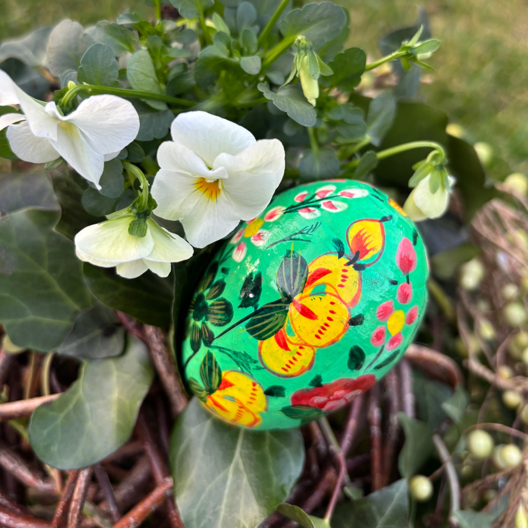 Œuf de Pâques Vert en Papier Mâché – Fleurs Peintes à la Main