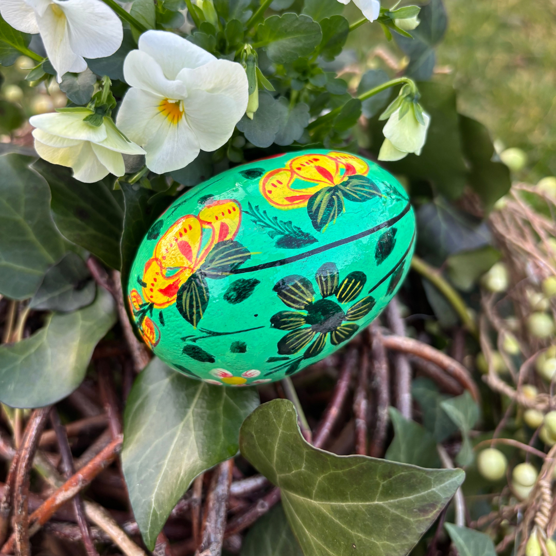 Œuf de Pâques Vert en Papier Mâché – Fleurs Peintes à la Main