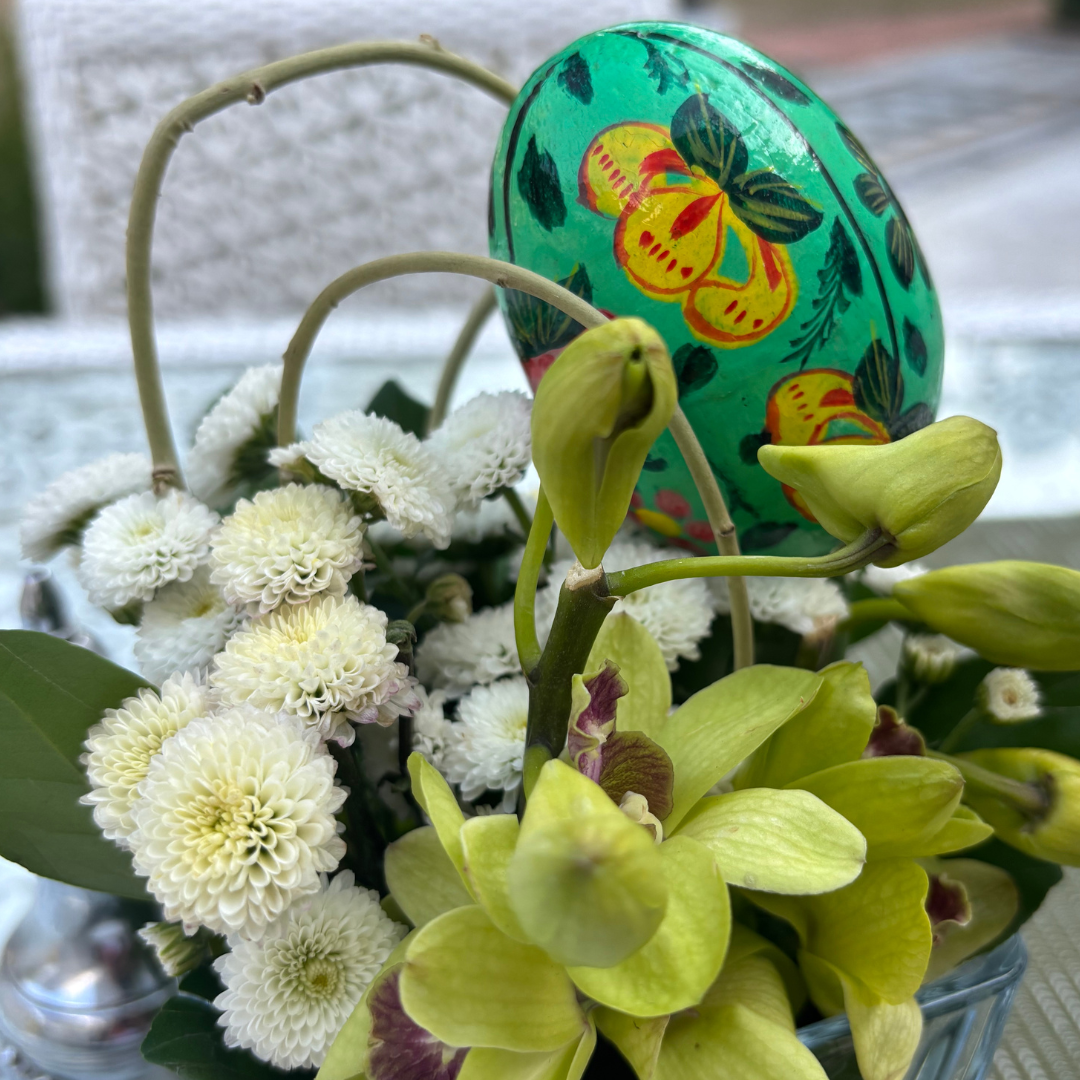 Œuf de Pâques Vert en Papier Mâché – Fleurs Peintes à la Main