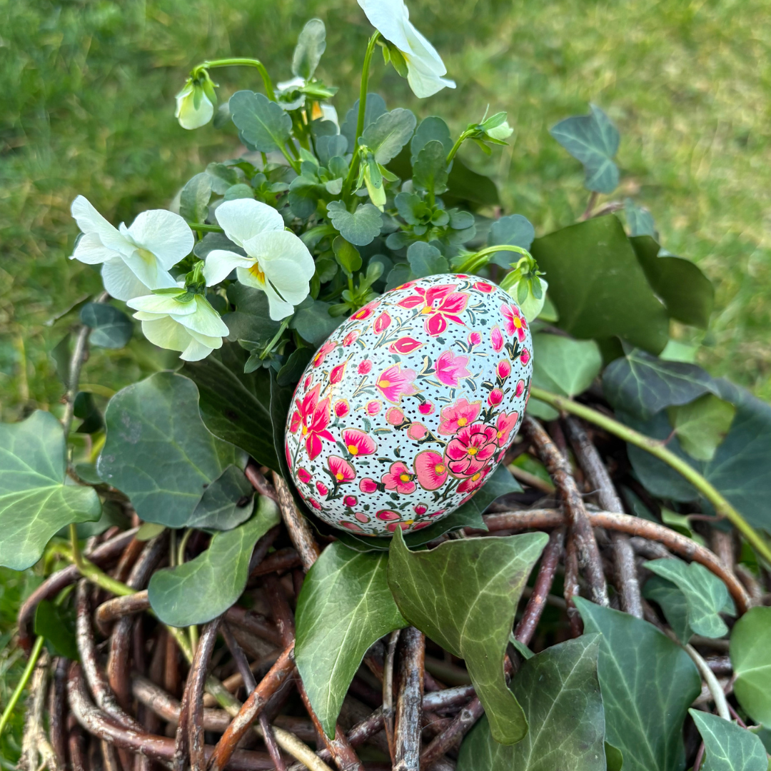 Œuf de Pâques en Papier Mâché – Fleurs Roses Peintes à la Main