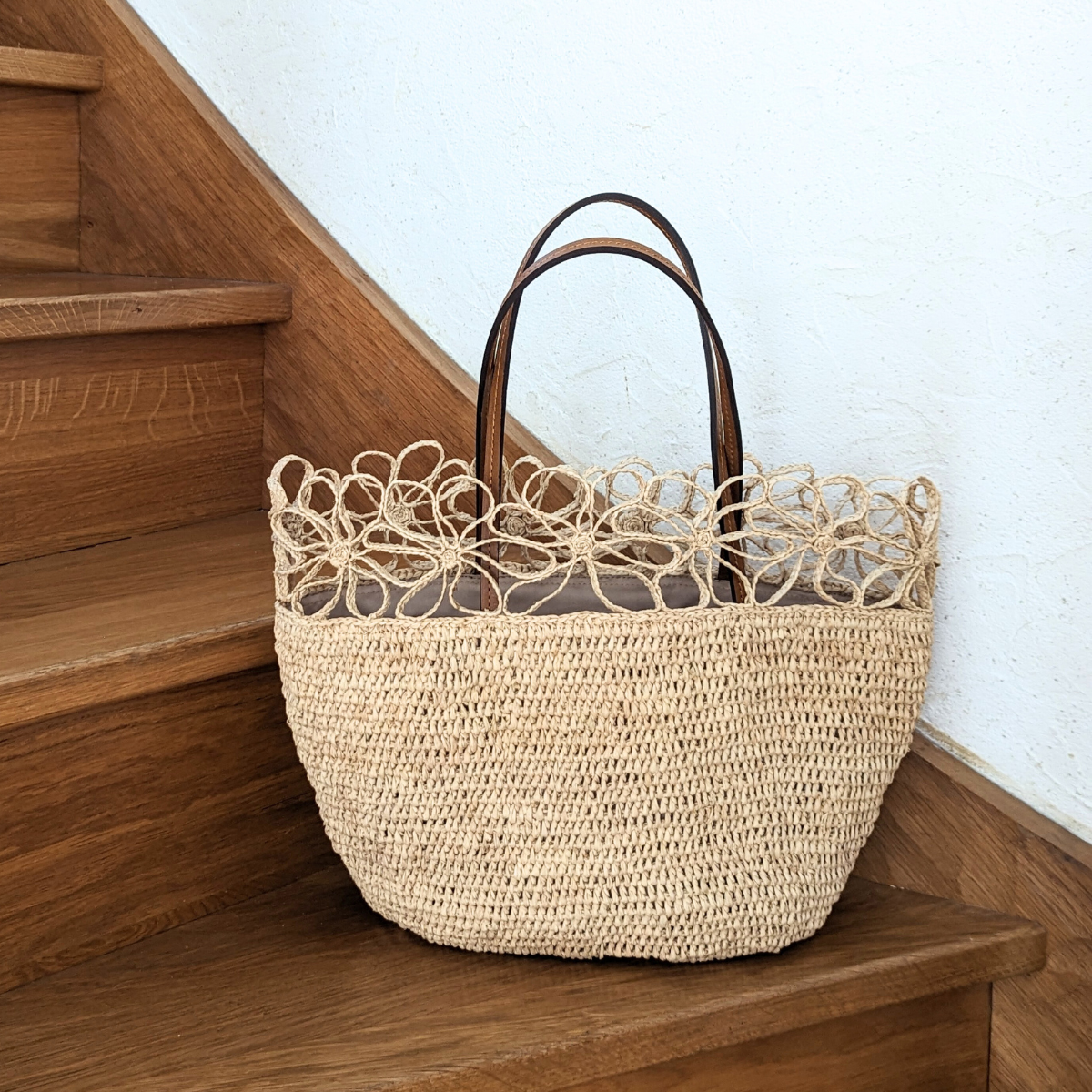 Le sac en raphia Fleur Naturel avec anses en cuir marron est l'accessoire incontournable pour toutes les amatrices de mode qui recherchent à la fois élégance et originalité.