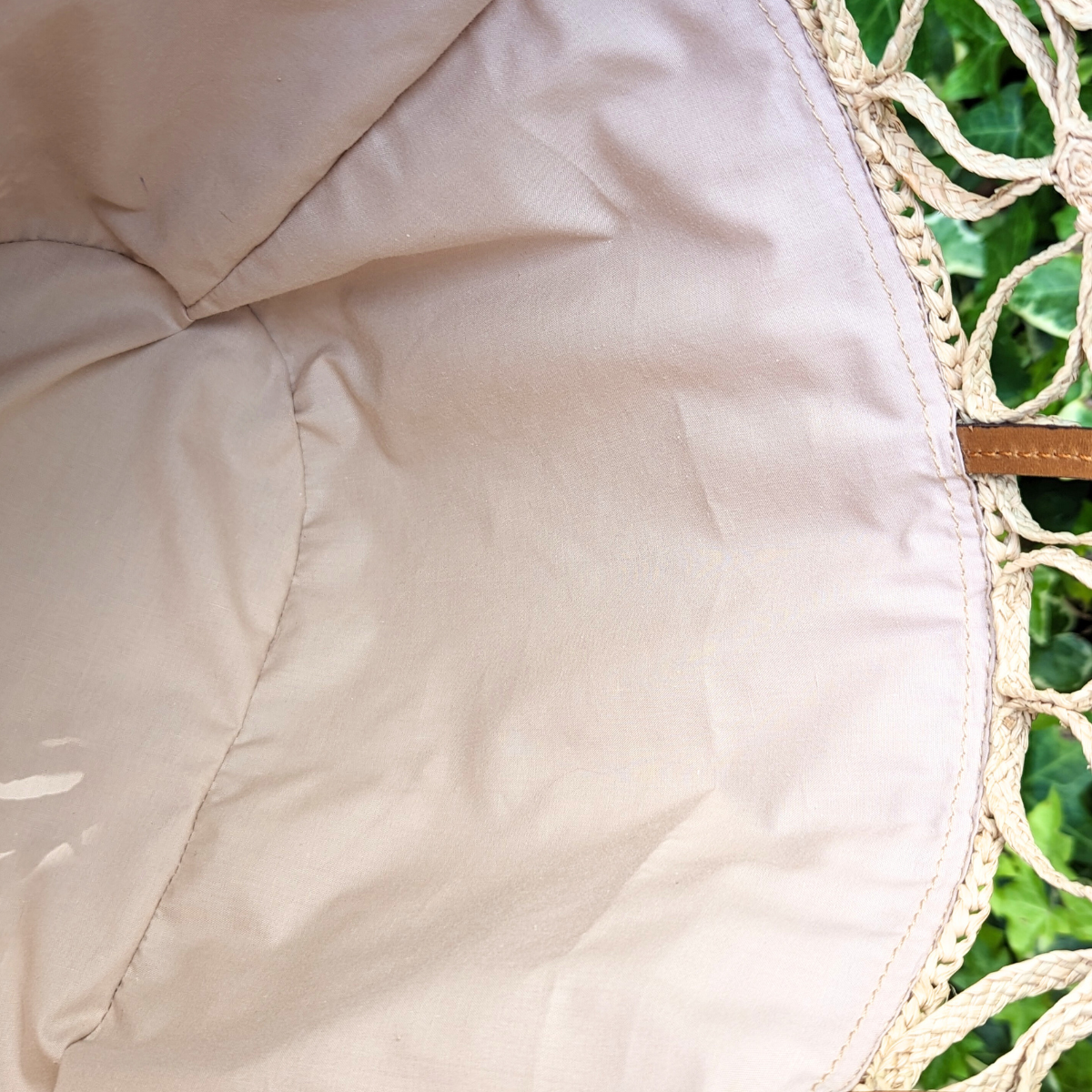 Le sac en raphia Fleur Naturel avec anses en cuir marron est l'accessoire incontournable pour toutes les amatrices de mode qui recherchent à la fois élégance et originalité.