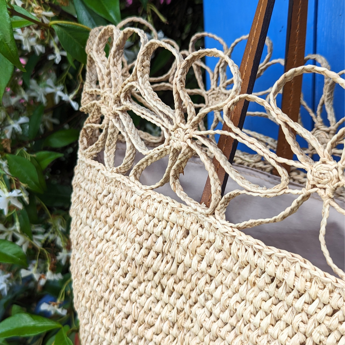 Le sac en raphia Fleur Naturel avec anses en cuir marron est l'accessoire incontournable pour toutes les amatrices de mode qui recherchent à la fois élégance et originalité.