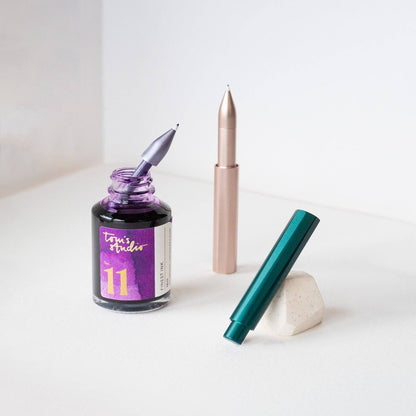 Découvrez The Wren, le stylo rechargeable conçu pour durer toute une vie. Équipé d'une pointe d'écriture japonaise de haute qualité, il allie élégance et durabilité. Une solution éco-responsable pour réduire les déchets liés aux stylos jetables tout en écrivant avec fluidité et style.