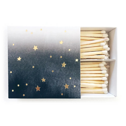Conservez vos allumettes en toute élégance dans cette jolie boîte illustrée d'étoiles. Elle peut également servir de décoration à part entière.