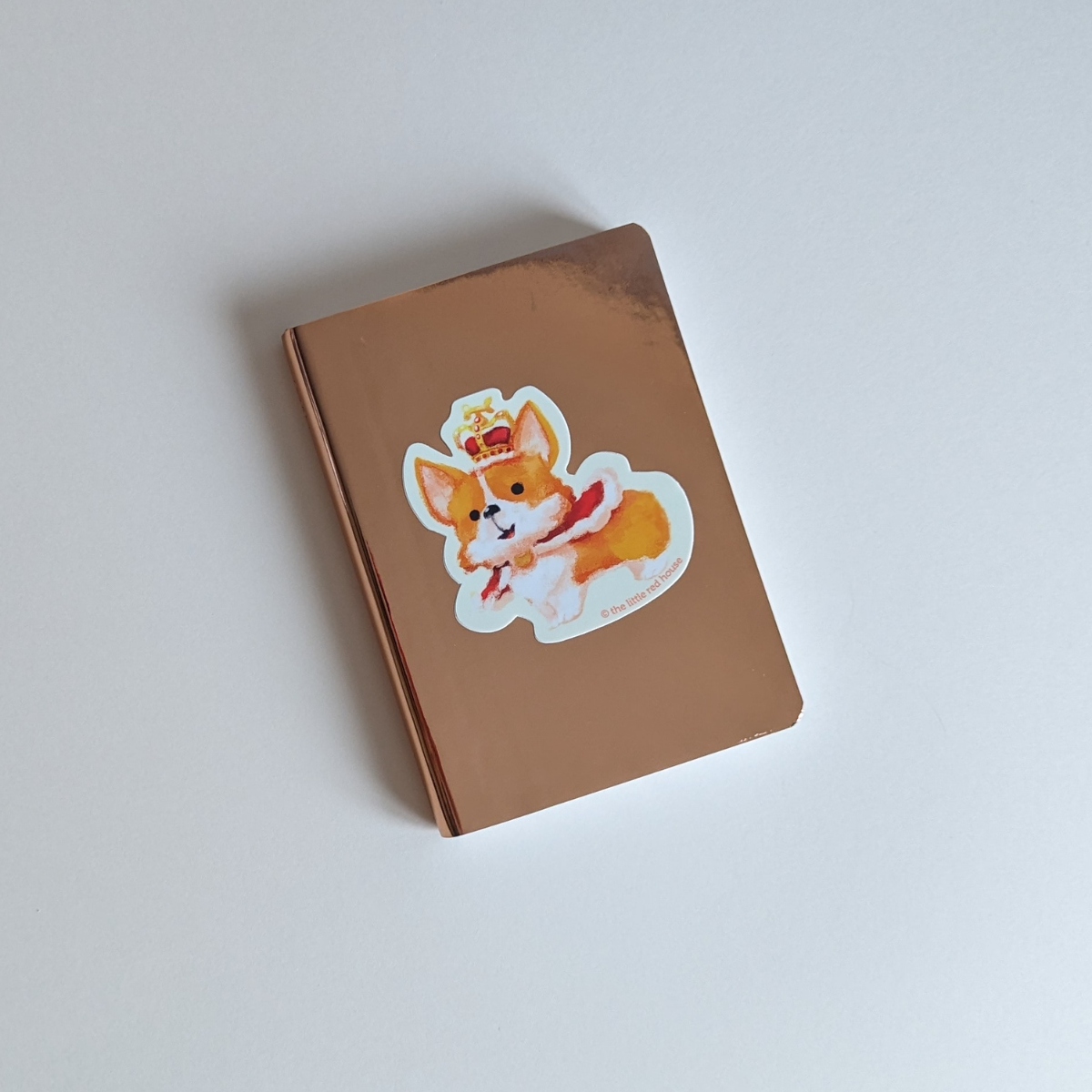 Un autocollant en Vinyle idéal pour les amoureux des corgis, les passionnés de la royauté et ceux qui apprécient une touche d'humour et de charme dans leur environnement.