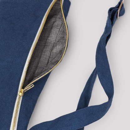 La doublure intérieure est conçue pour résister à l'usure quotidienne, assurant ainsi la durabilité de votre sac. La fermeture éclair facilite l'accès à vos essentiels. Sa bandoulière est réglable et donc ajustable à votre taille.