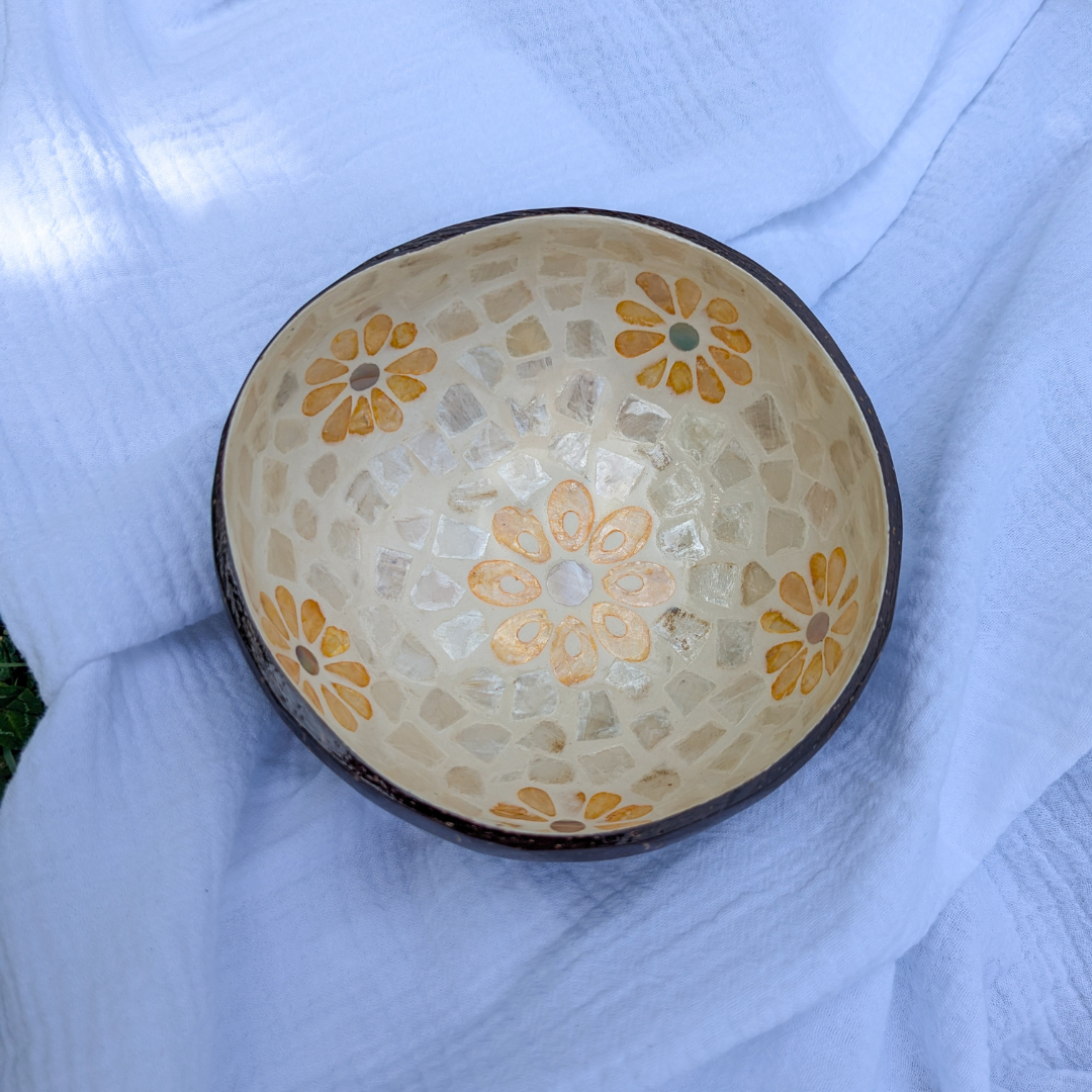 Bol en noix de coco artisanal Incrustré de Nacre Fleurs Jaunes