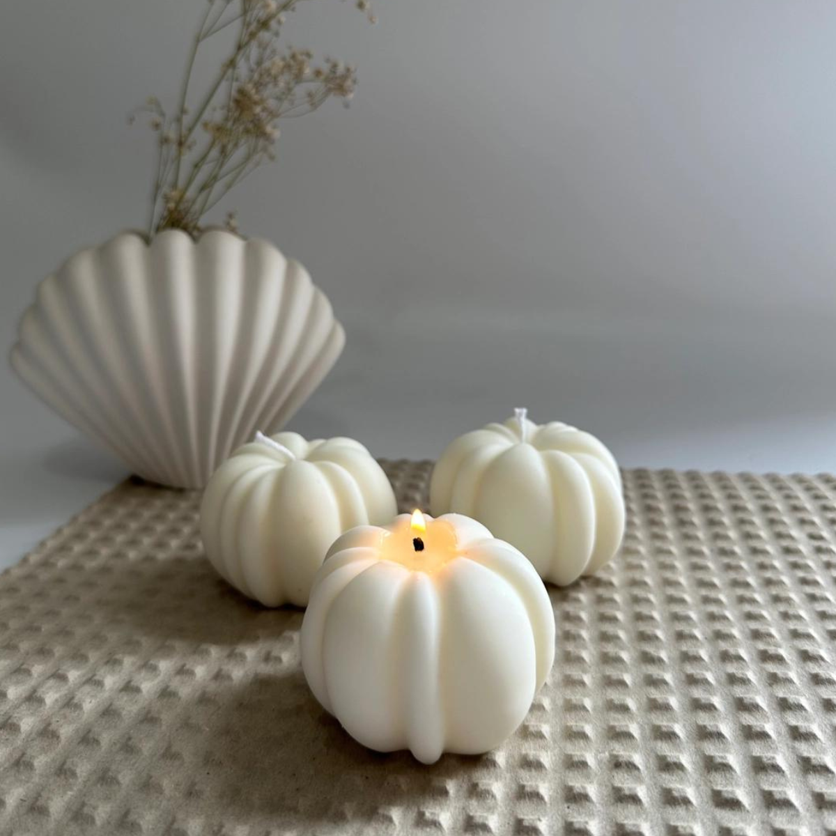 Les bougies en forme de citrouille apportent une ambiance chaleureuse et festive à votre maison pendant la saison d'automne et Halloween.