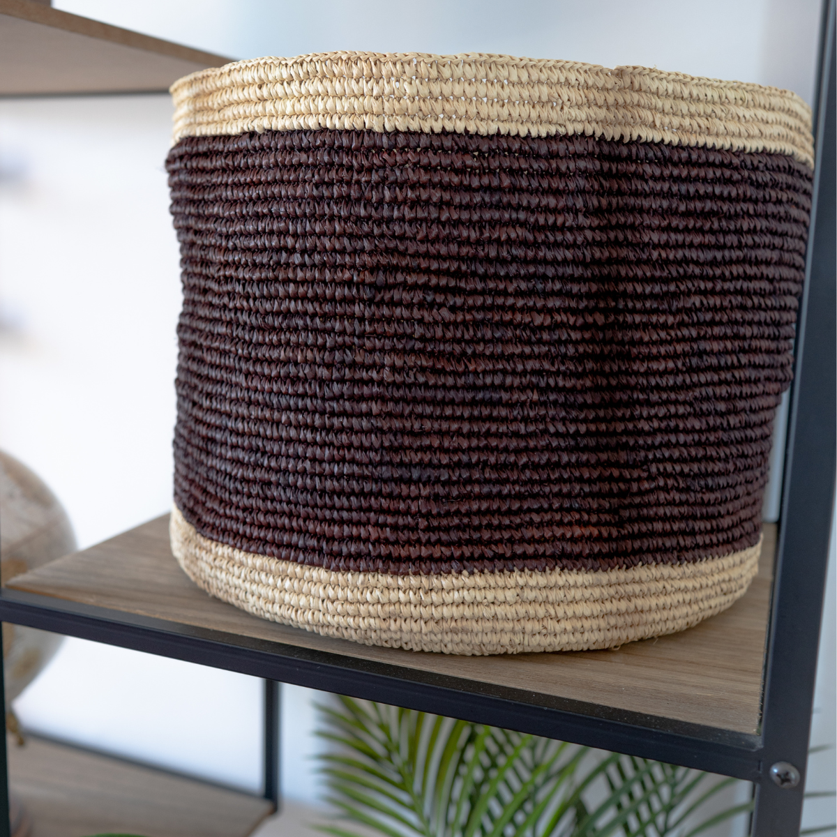 Grâce au savoir-faire et à la créativité des artisans malgaches qui l'ont réalisé, ce panier est bien plus qu'un simple contenant, c'est une pièce unique et précieuse qui apporte une touche artisanale et naturelle à votre intérieur.