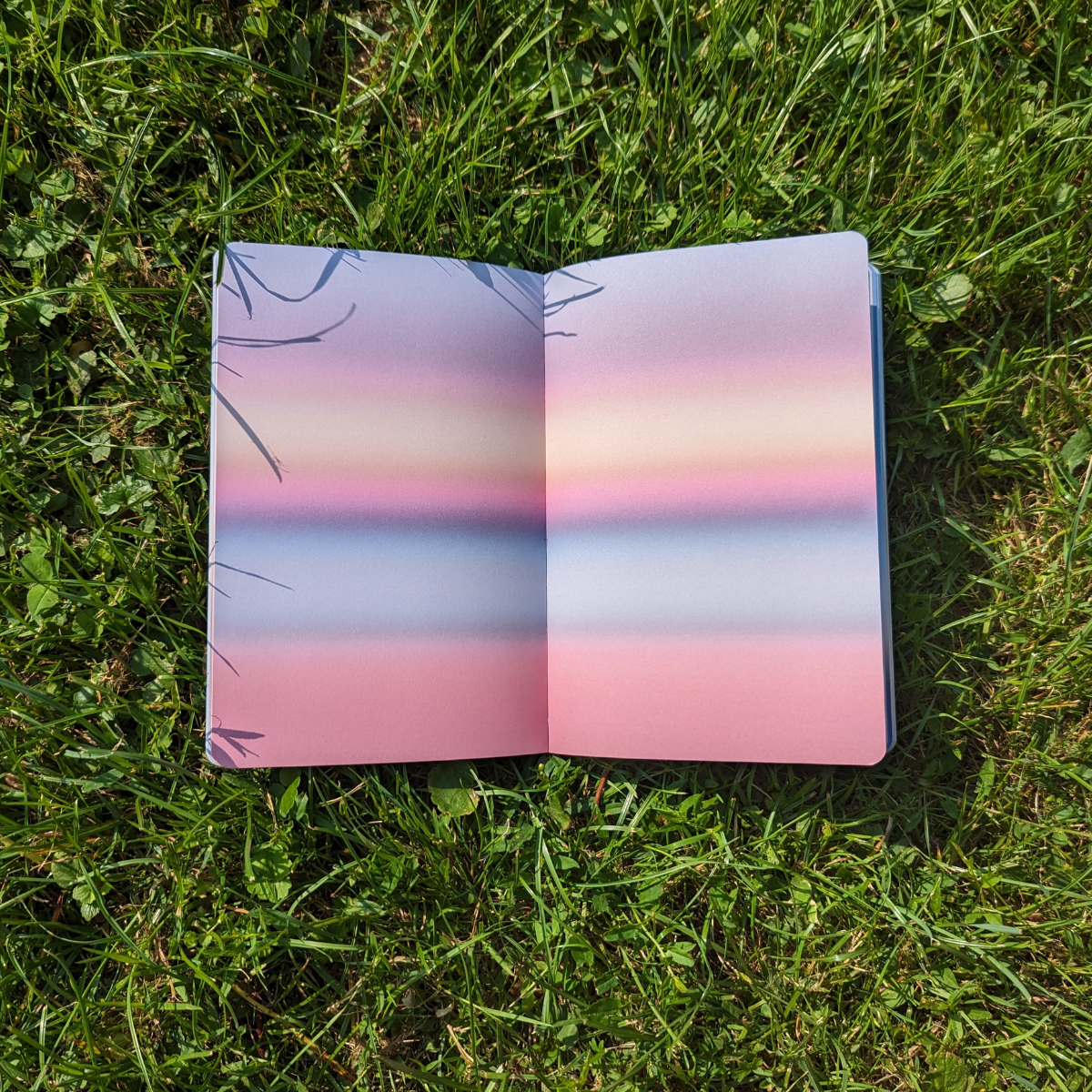 Les pages blanches d’un cahier, parfois intimidantes, ont été transformées en paysages colorés.