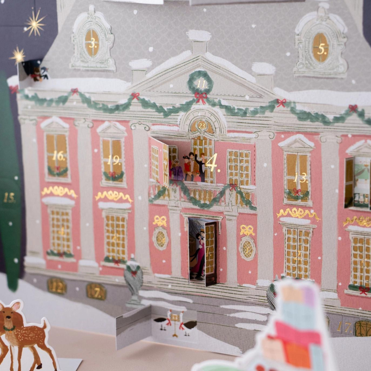 Du 1er au 25 décembre, découvrez derrière chaque fenêtre une illustration qui vous plonge dans la magie de Noël.
