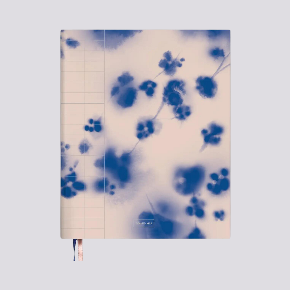 Ce magnifique carnet est orné d'une aquarelle délicate représentant un cerisier japonais en fleurs. Les détails argentés ajoutent une touche d'élégance au devant du cahier, tandis que les signets rose et bleu enlacent subtilement l'ensemble.