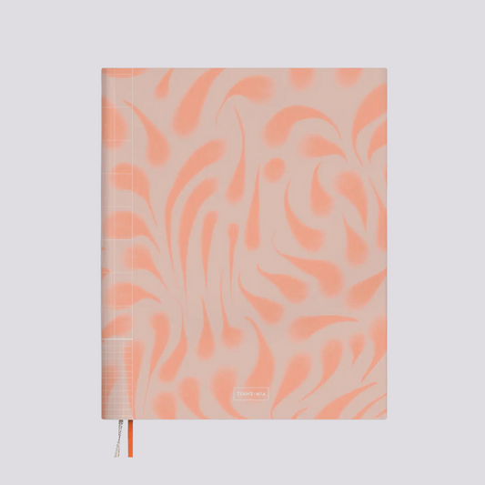 Ce cahier élégant est orné d'un design évoquant les mouvements fluides des vagues. Les détails argentés ajoutent une touche de sophistication à la couverture, tandis que les rubans rehaussent le charme subtil du cahier.