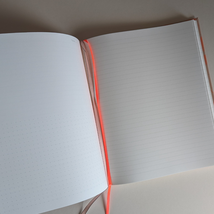 Amoureux des lignes, des pointillés et des pages blanches ce cahier est fait pour vous ! Les pages de droite sont lignées pour l'écriture, tandis que celles de gauche sont divisées en deux, offrant une partie vierge et une partie pointillée.