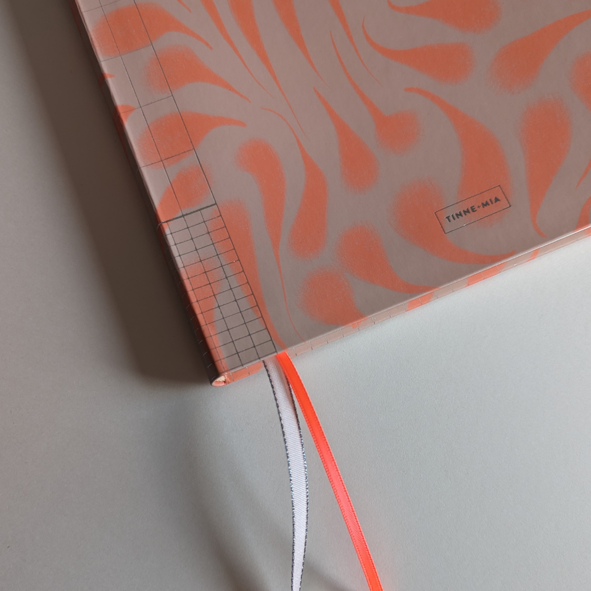 Ce cahier élégant est orné d'un design évoquant les mouvements fluides des vagues. Les détails argentés ajoutent une touche de sophistication à la couverture, tandis que les rubans rehaussent le charme subtil du cahier.