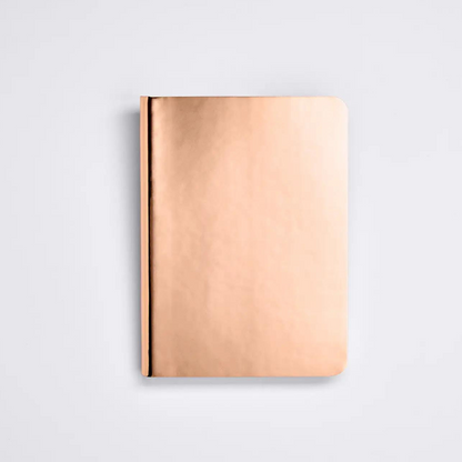 La teinte cuivrée de ce carnet ajoute une touche de luxe et de glamour à vos écrits.