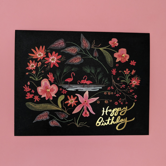 Le pistil de certaines fleurs a été marqué à l'or chaud tout comme l'inscription « Happy birthday » inscrite en bas à droite. Une carte d’anniversaire réalisée par Red Cap Cards.