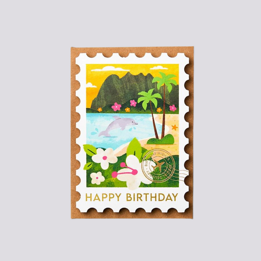 Carte d'anniversaire mettant en vedette Hawaï. Ce design élégant est découpé en forme de timbre, il est orné d'un cachet postal doré et de l'inscription Happy Birthday.
