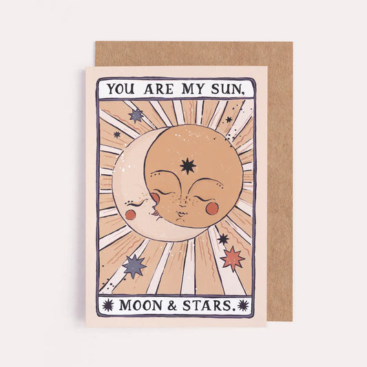 Carte d'amour inspirée du tarot avec illustration peinte à la main avec l'inscription « You are my sun, moon & stars ».