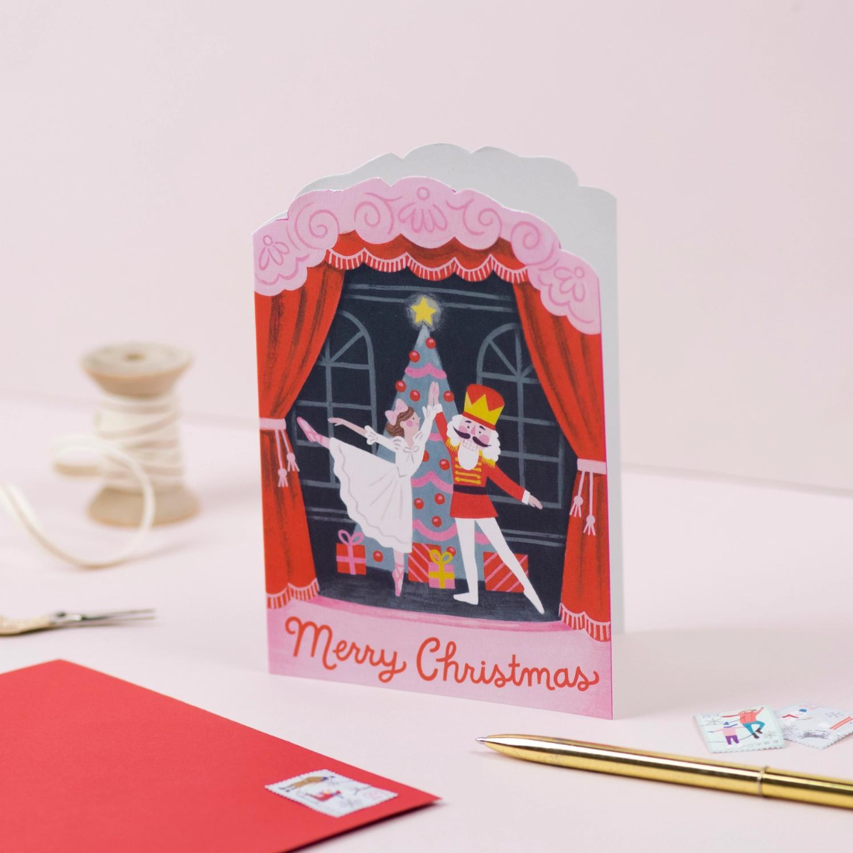 Carte de Noël de Ricicle Cards représentant le ballet de casse noisette. Sur le devant de la carte on peut lire " Merry Christmas ". Livrée avec une enveloppe rouge. 