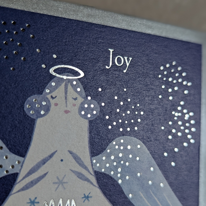 Carte de Noël ornée d'un ange bleu avec des touches argentées et l'inscription " joy ".