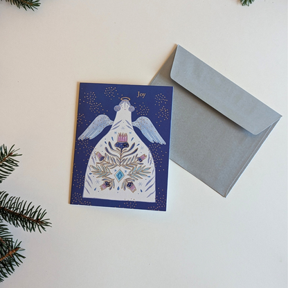 Carte de Noël ornée d'un ange est livrée avec une enveloppe argentée.