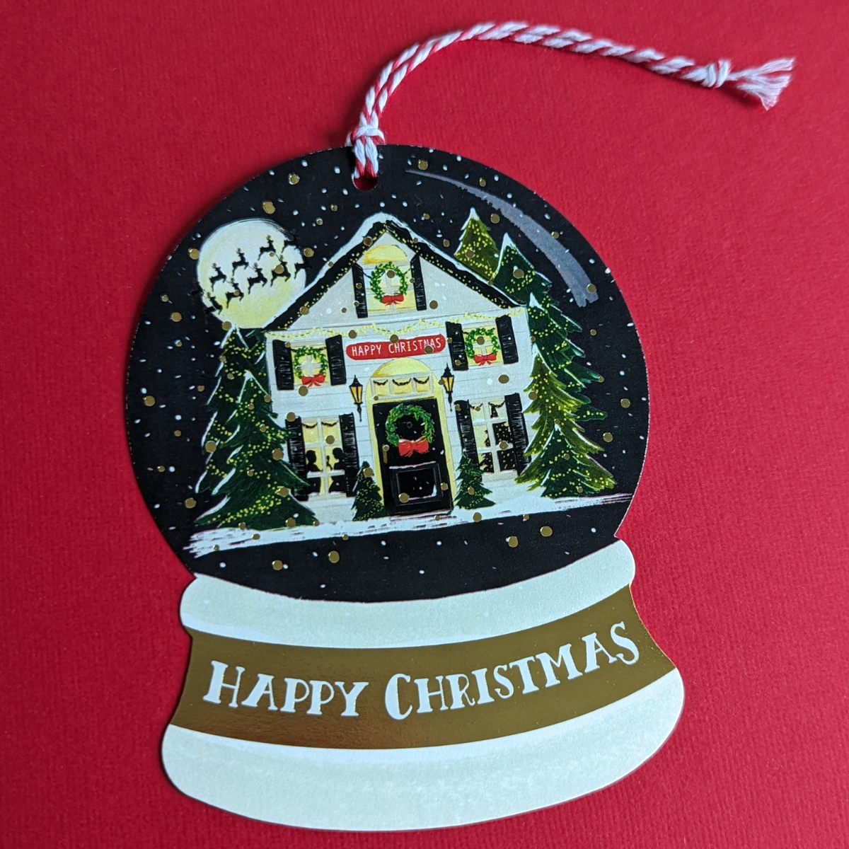 Carte Happy Christmas découpée en forme de boule à neige.  Dessinée par The First Snow.