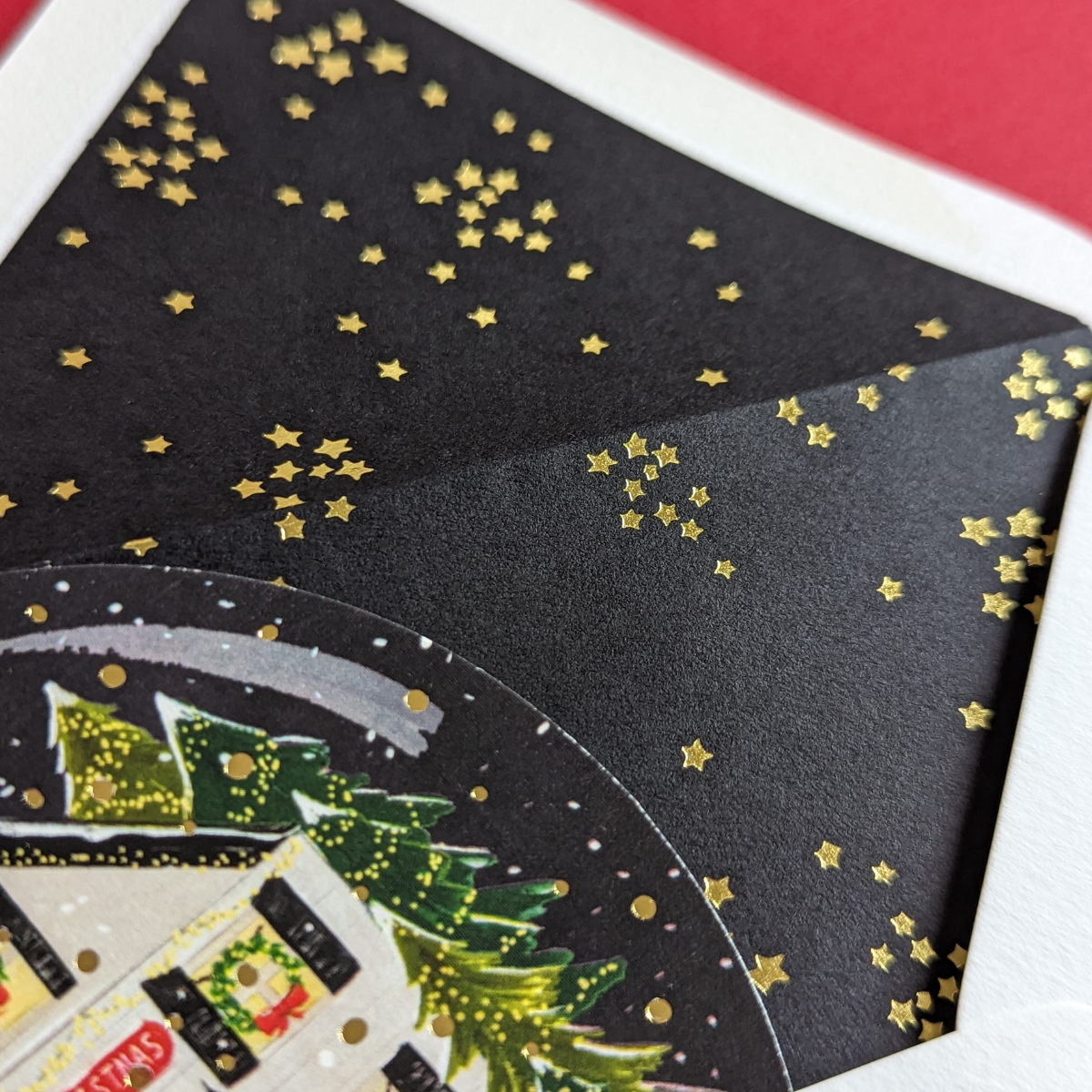 Carte Happy Christmas découpée en forme de boule à neige.  Dessinée par The First Snow. La carte est livrée avec une belle enveloppe avec des étoiles à l'intérieur.