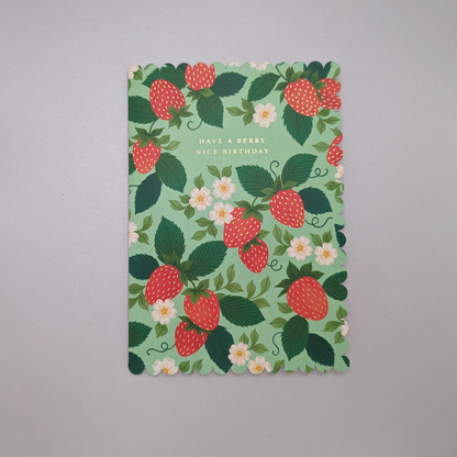 Cette carte d'anniversaire sucrée et fruitée comporte des illustrations de délicieuses fraises délicatement décorées avec une finition dorée ce qui donne une touche d'élégance et de brillant. 