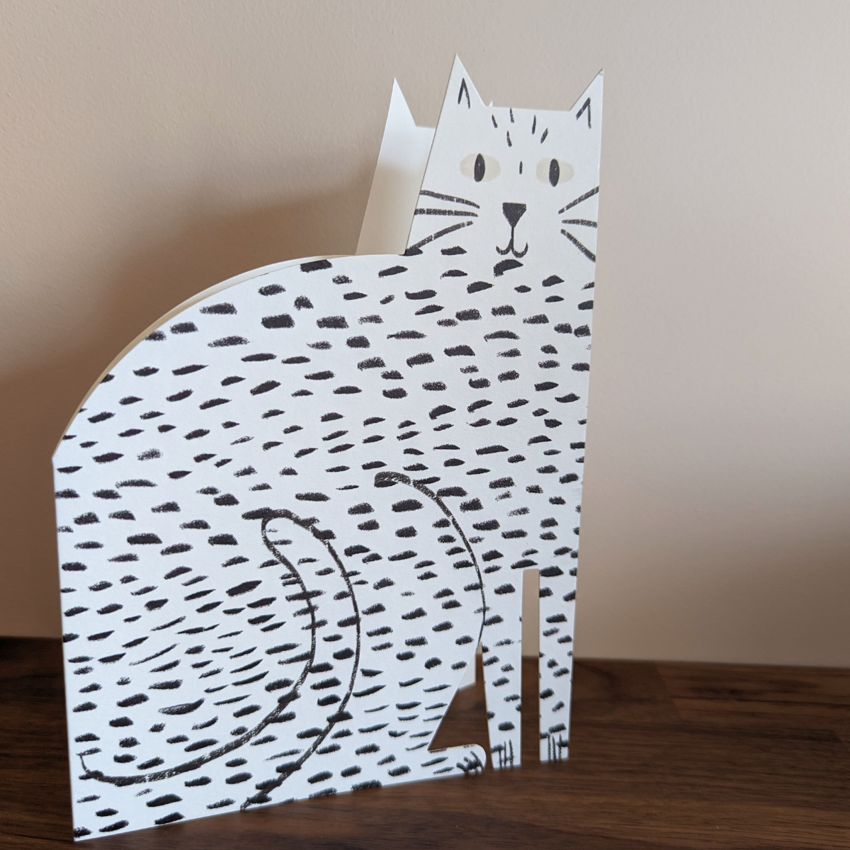 Cette carte découpée en forme de chat est une création artistique qui émerveillera les amoureux des félins ! 