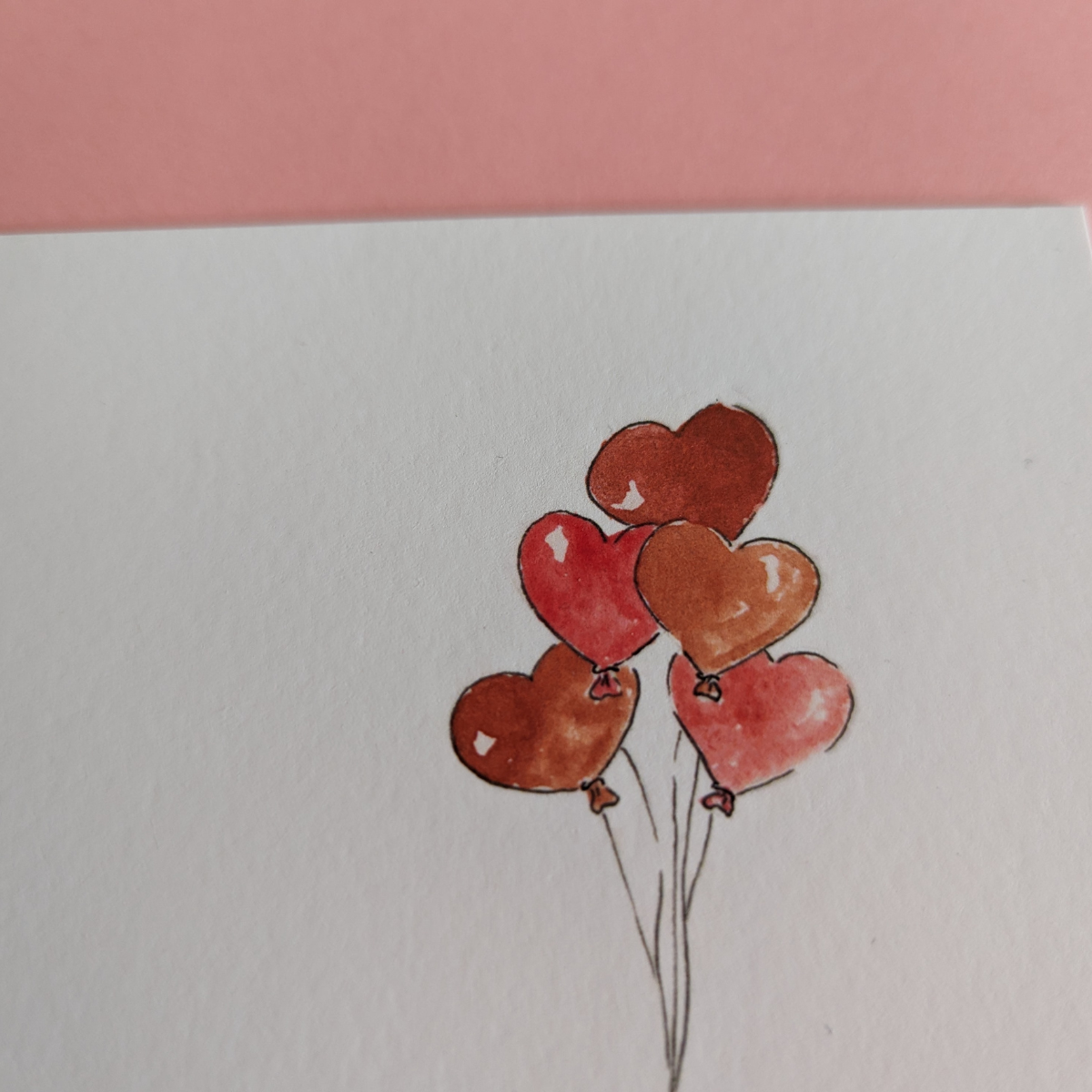 Illustration d'un hérisson qui s'envole avec des ballons en forme de coeur pour dire à une personne qui vous est chère que vous l'aimez. Vous pouvez écrire votre message au dos de la carte.