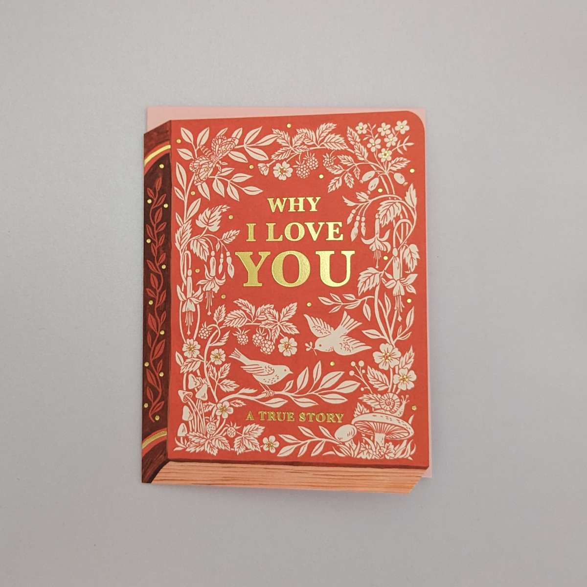 La carte est conçue pour ressembler à un livre de conte, ajoutant une touche de charme et de romantisme à votre message d'amour. 