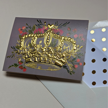 L'inscription « Queen » au centre de la carte ajoute une touche de majesté. Parfaite pour souhaiter un anniversaire ou pour marquer un moment de fête, cette carte spéciale est conçue pour célébrer la « reine » du jour d'une manière mémorable.