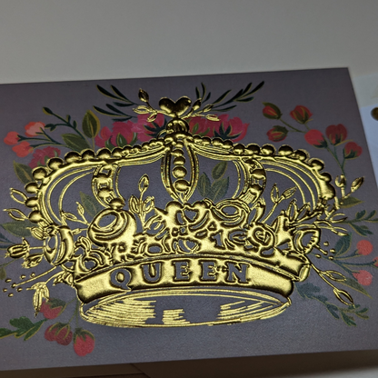 Une couronne entourée de fleurs, symbolisant la grâce et la grandeur a été gaufrée à la feuille d’or pour la rendre encore plus luxueuse.