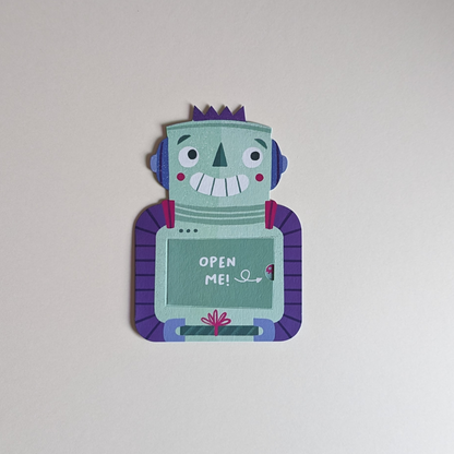 Cette carte ludique et créative présente un adorable robot en relief, dont le ventre s'ouvre pour révéler un message spécial « Happy Birthday ». 