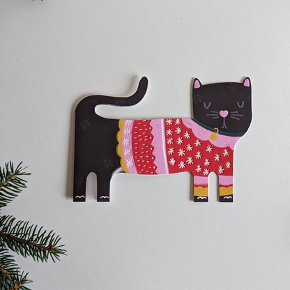 Carte en forme de chat. Il porte un pull de Noël.