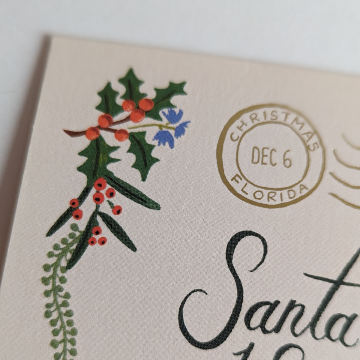 Cette très belle carte conçue comme une enveloppe adressée au Père Noël, ajoute une touche de fantaisie à vos vœux.