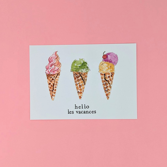 Carte ornée de trois beaux cornets de glace avec l’inscription " hello les vacances ". Au dos de la carte vous pouvez écrire votre message.