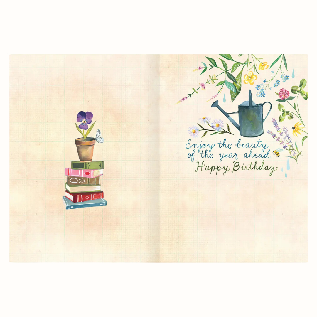 Intérieur carte anniversaire Katie Daisy jardin fleuri et bibliothèque