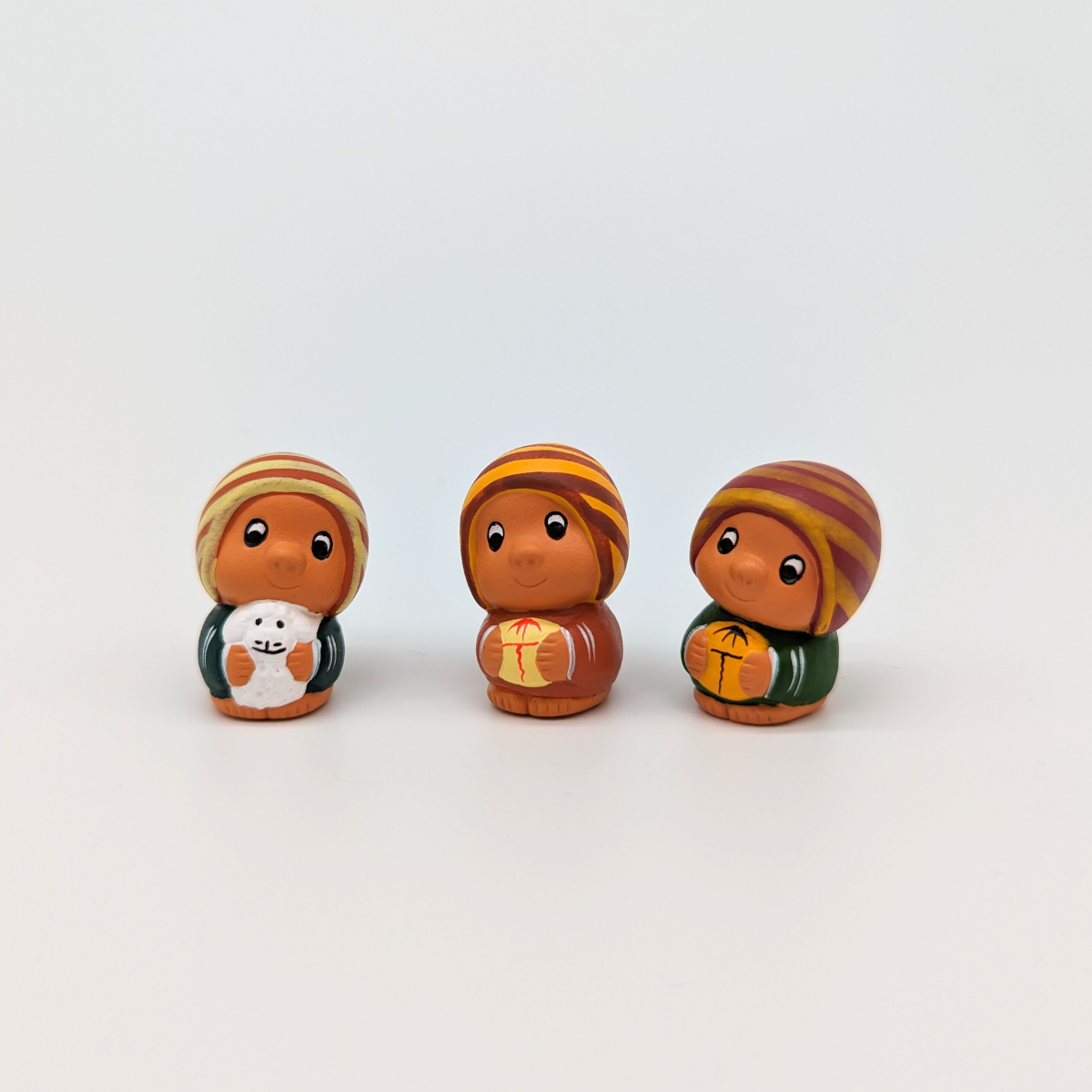 Des figurines en terre cuite, fabriquées à la main par des artisans péruviens talentueux, incarnent la magie de Noël d'une manière bien spéciale. Les Rois Mages, Joseph et l'enfant Jésus, emportent avec eux un morceau de la culture péruvienne, arborant fièrement des bonnets traditionnels.