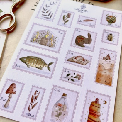 Découvrez une touche d'élégance et de féérie avec cette planche de 15 autocollants en forme de timbre, chacun rehaussé d'une délicate touche de dorure.